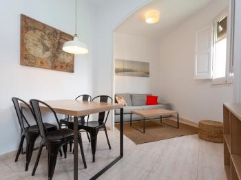 Apartamento de 3 dormitorios con balcón